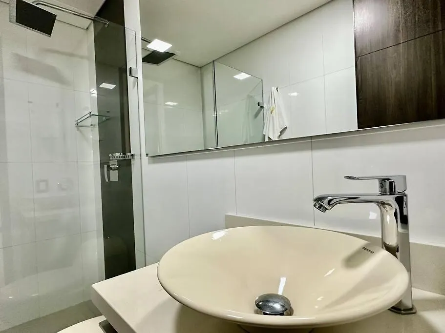 702 Beautiful And Spacious Apartment In El Poblado メデジン