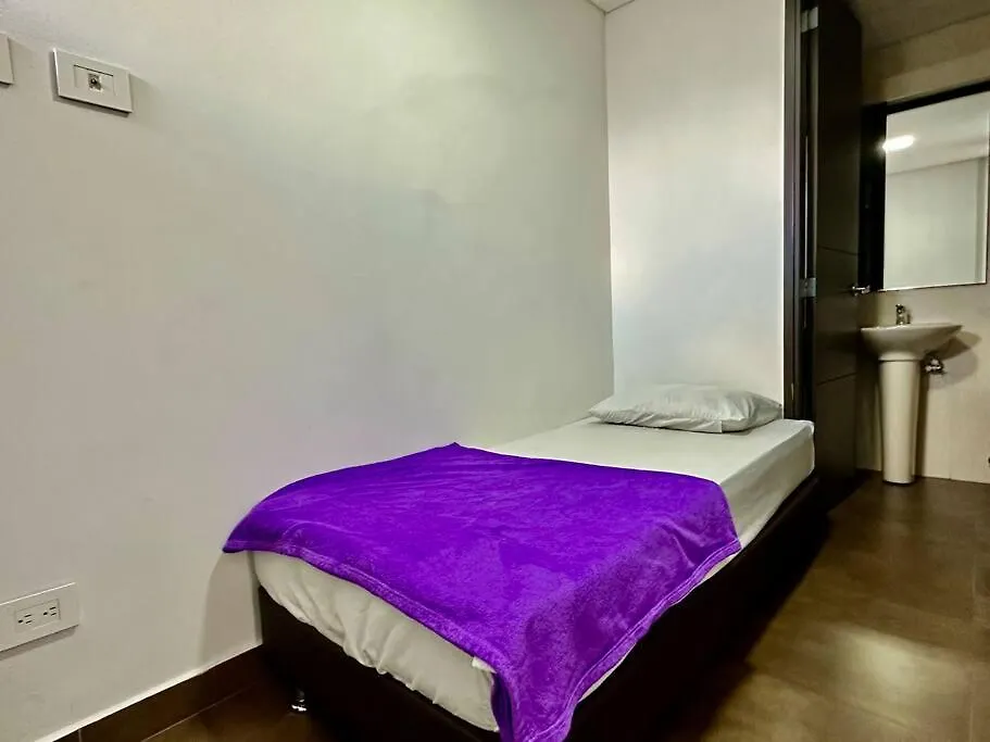 702 Beautiful And Spacious Apartment In El Poblado メデジン