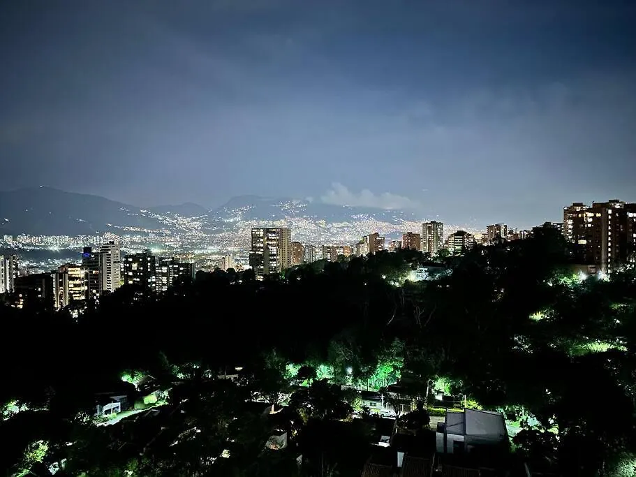702 Beautiful And Spacious Apartment In El Poblado メデジン