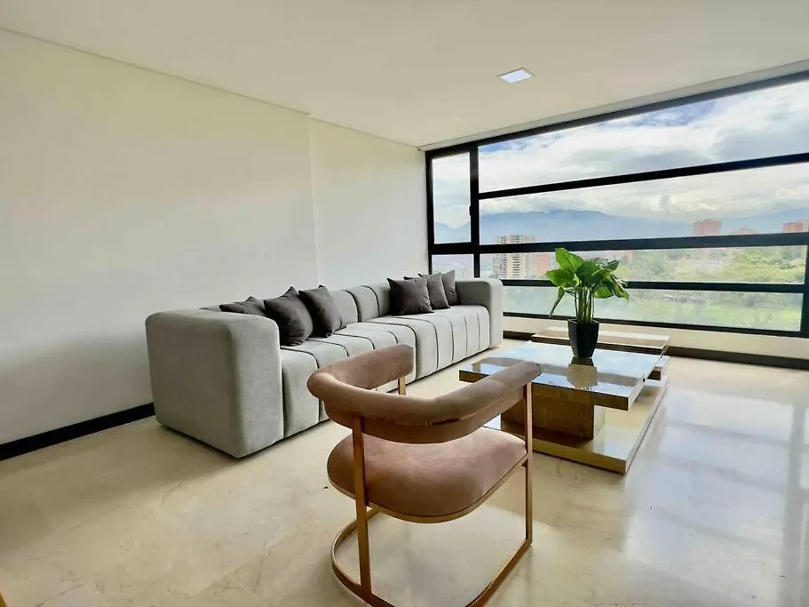 702 Beautiful And Spacious Apartment In El Poblado メデジン