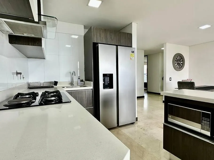 702 Beautiful And Spacious Apartment In El Poblado メデジン