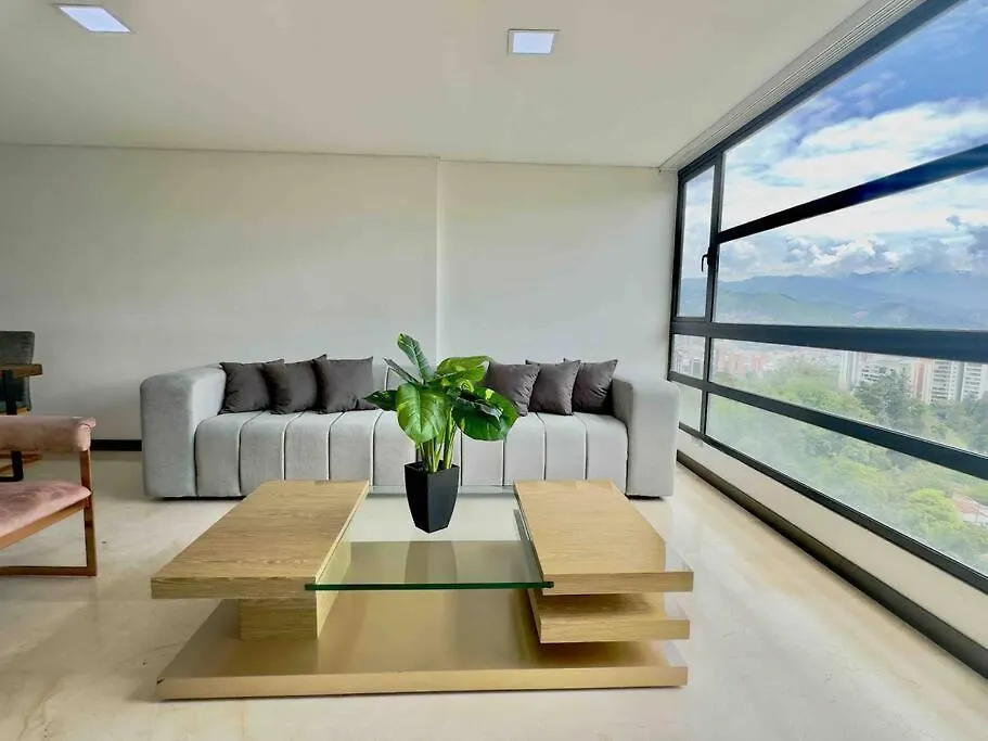 702 Beautiful And Spacious Apartment In El Poblado メデジン
