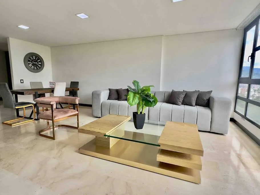702 Beautiful And Spacious Apartment In El Poblado メデジン