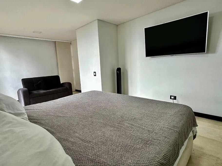 702 Beautiful And Spacious Apartment In El Poblado メデジン