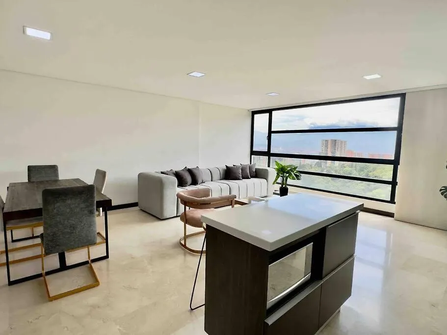 702 Beautiful And Spacious Apartment In El Poblado Medellín